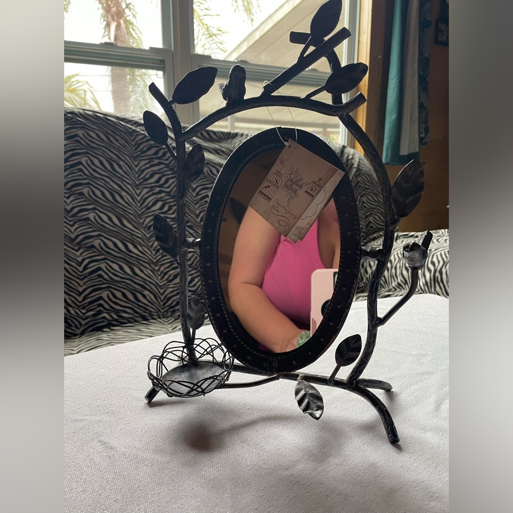 Mirror with place to put your jewelry ✨
